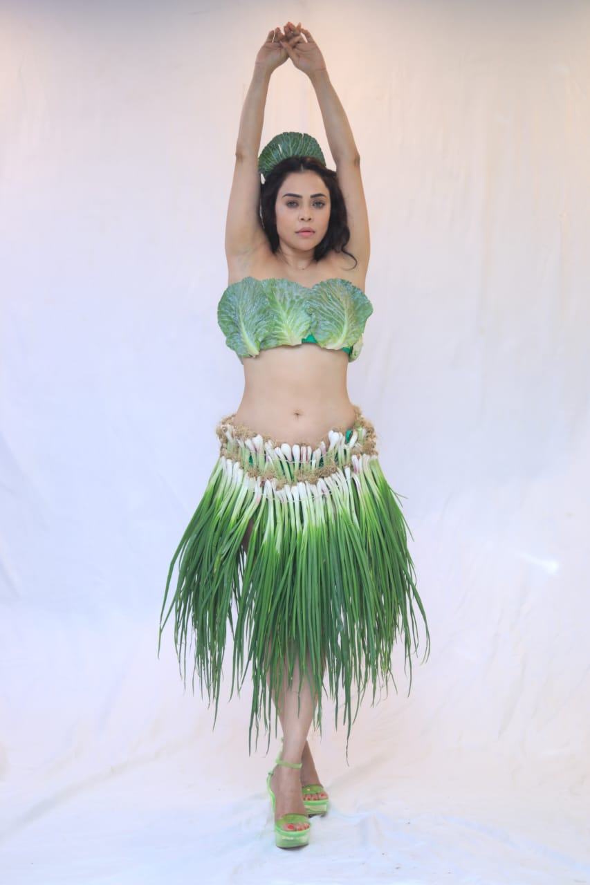 Nikita Rawal goes green, photoshoot with vegetables Viral on internet – Planet Bollywood