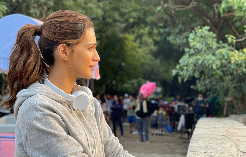 Kriti Sanon shares a BTS pic from Shehzada sets – Planet Bollywood