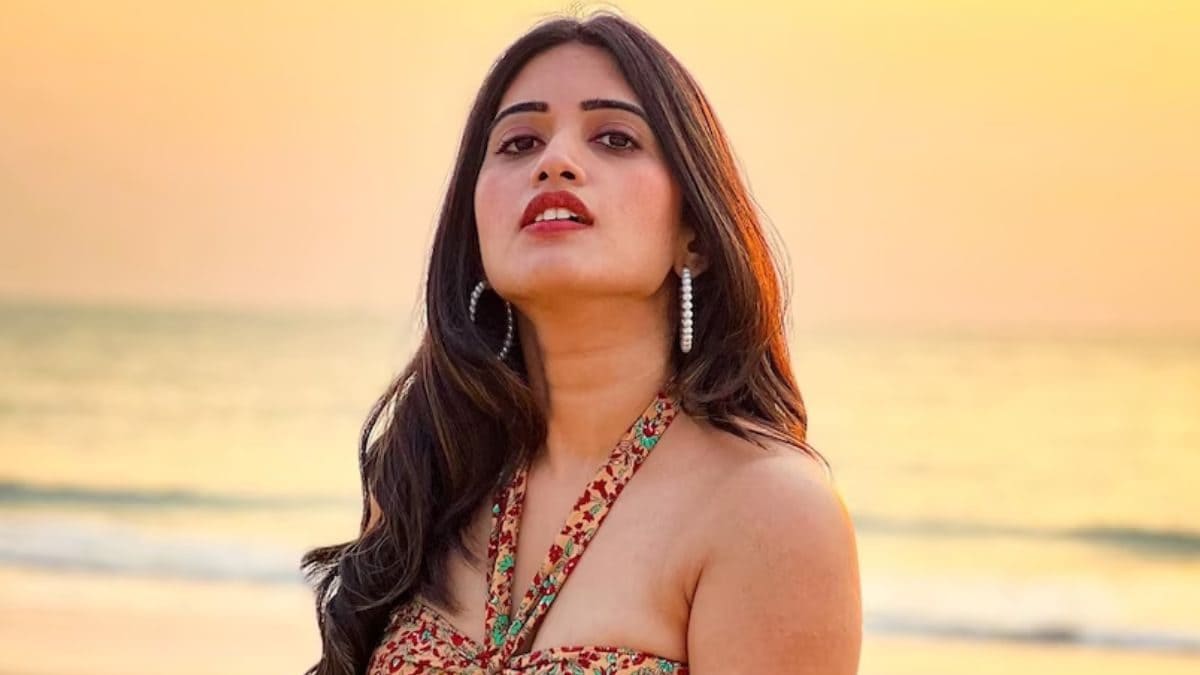Actress Sravanthi Chokkarapu Looks Stunning In Her Beach Look