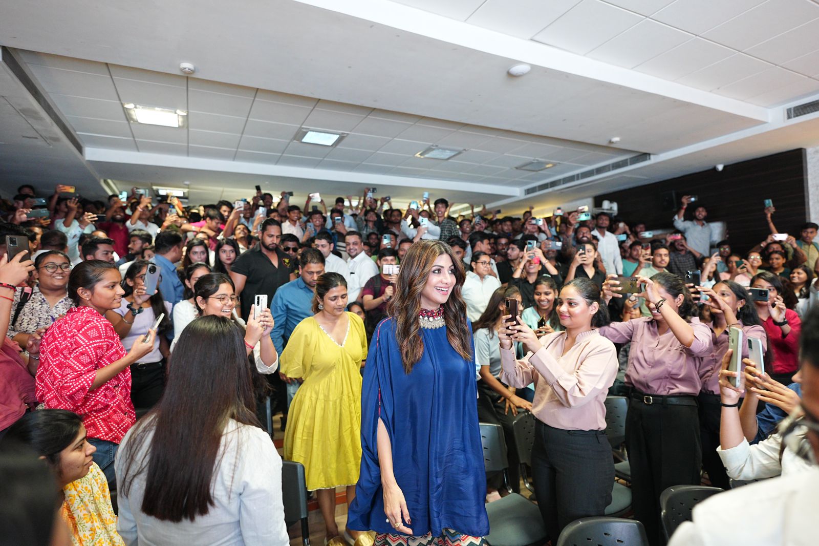 Shilpa Shetty tastes the Bedhadak side of life as she interacts with college crowds during Sukhee’s Jaipur promotions