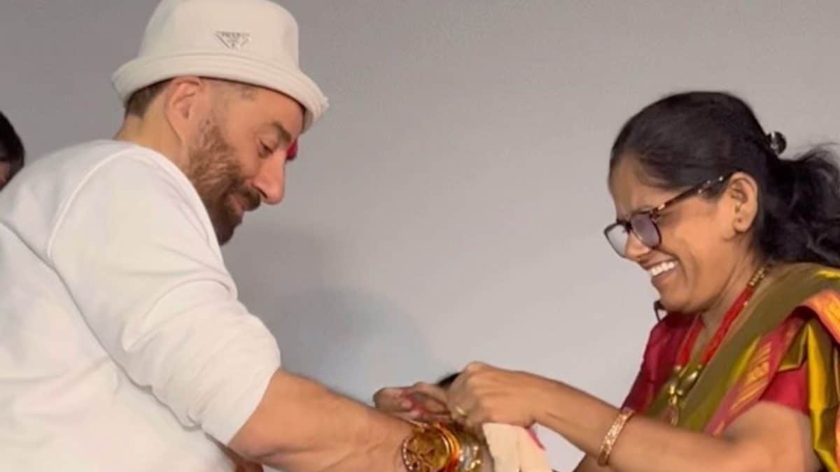 Sunny Deol Celebrates Rakshabandhan With Fans, Video of Gadar 2 Star Goes Viral; Watch