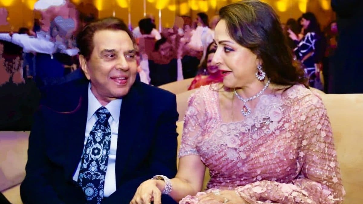 Hema Malini, Dharmendra Cannot Take Eyes Off Each Other In Stunning Pics from Dream Girl’s Birthday