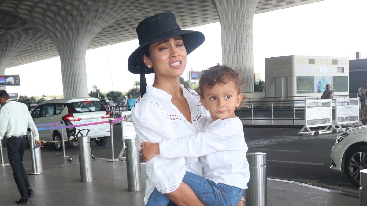 Shriya Saran Gets UNCOMFORTABLE After a Man Comes Close To Take Photos With Her; Video Goes Viral