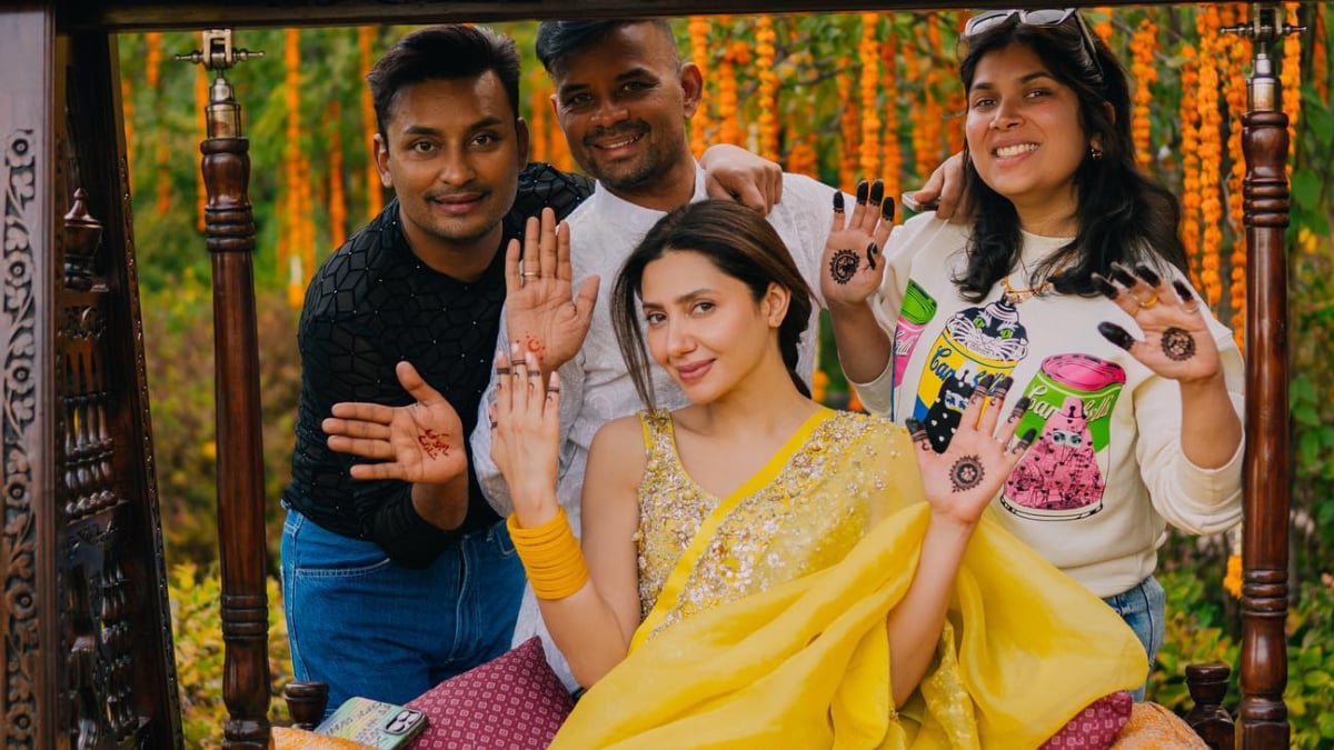 Mahira Khan Looks Like A Ray Of Sunshine In Yellow Saree At Her Haldi Ceremony