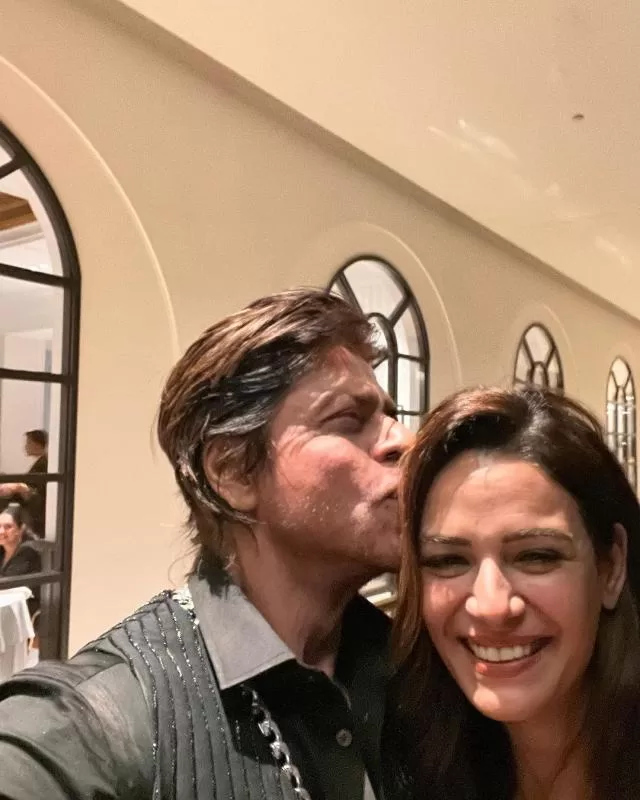 Mona Singh Drops First Picture Of Shah Rukh Khan From His 58th B’Day Bash, Enjoys Fan Moment With Him