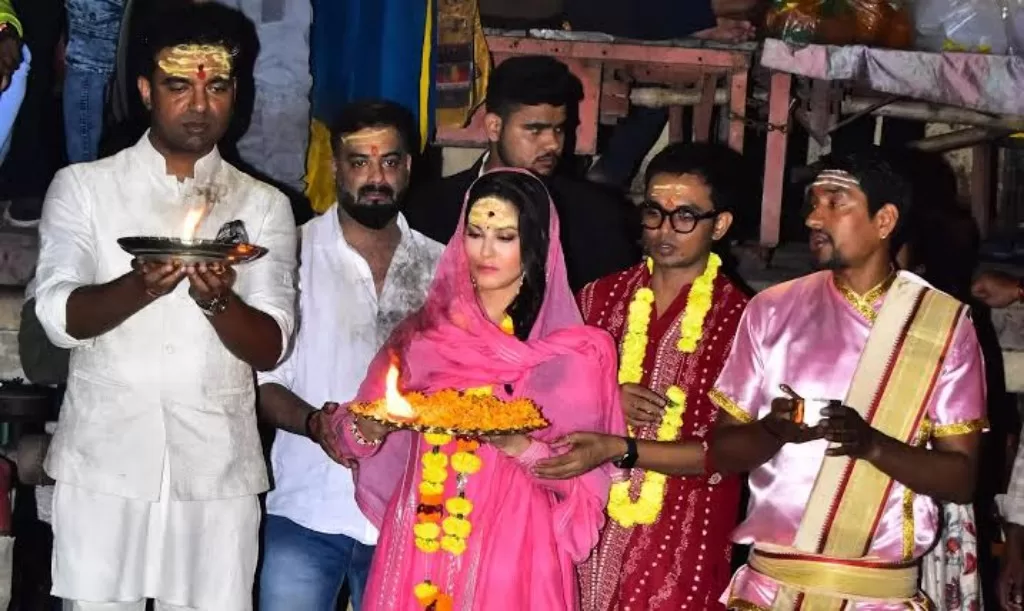 Sunny Leone Was Trolled For Varanasi Aarti; Netizens Comment ‘Paap Dhul Gaye!’