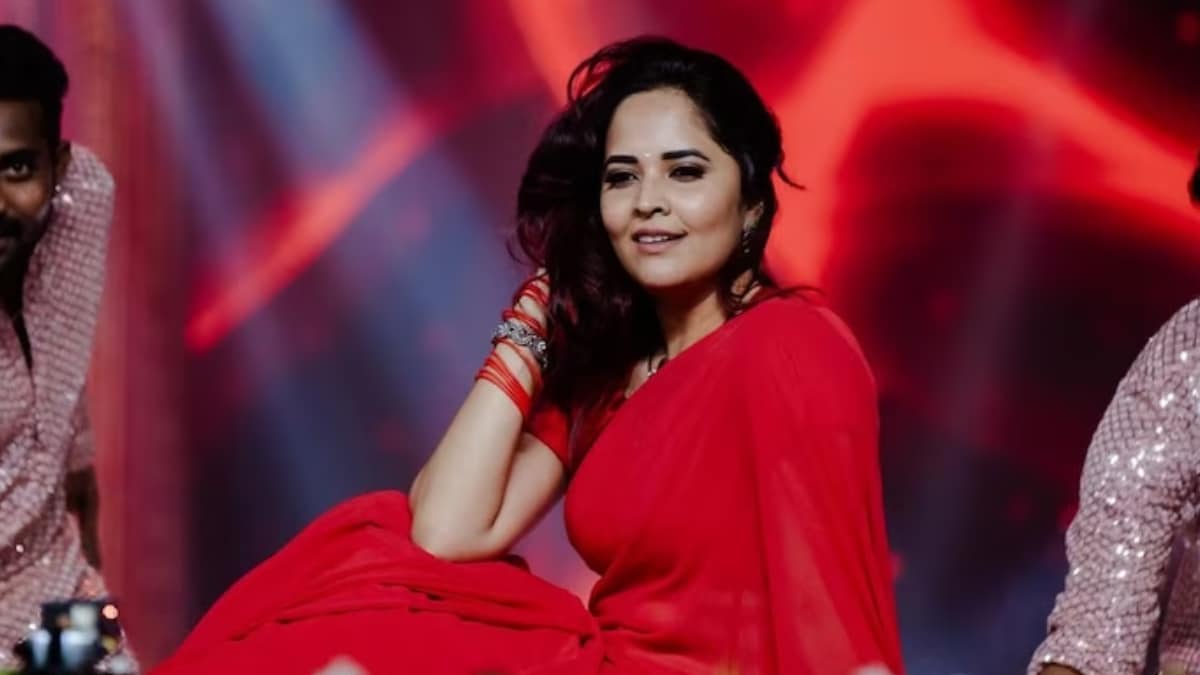 Anasuya Bharadwaj’s Captivating Dance Performance In Traditional Attire Has Internet’s Approval
