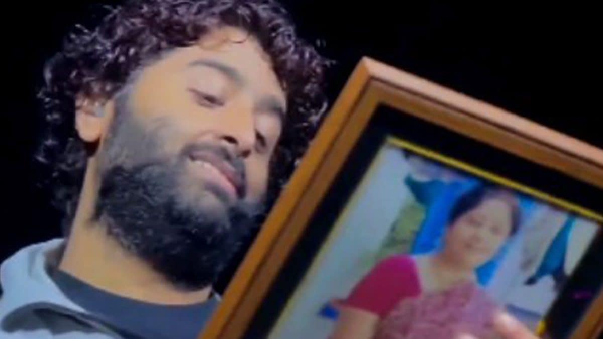 Watch: Arijit Singh Gets A Sweet Surprise From Fan In The Middle Of Concert