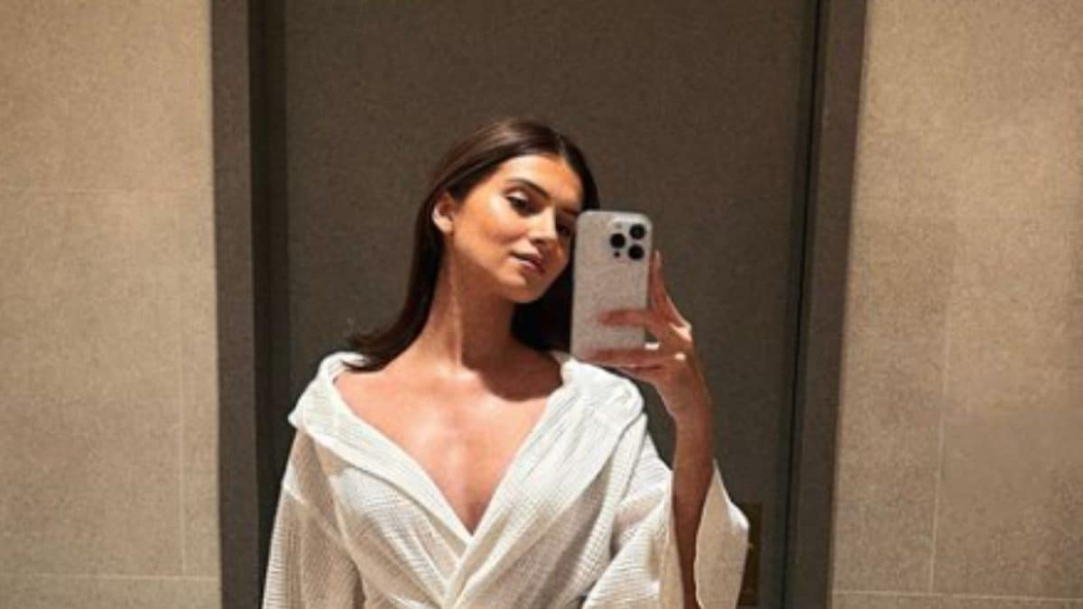 Sexy! Tara Sutaria Flaunts Ample Cleavage In A Bathrobe, See Hot Photo