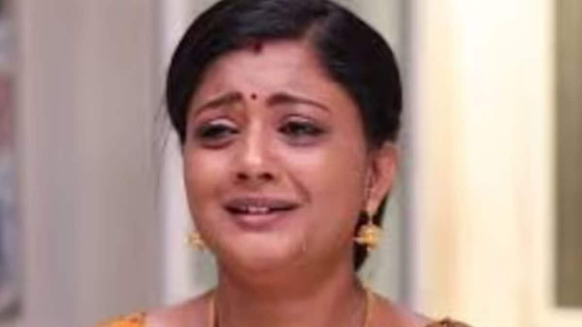 Actress Gomathi Priya Injures Her Foot On The Sets of The Tamil Show Siragadikka Aasai