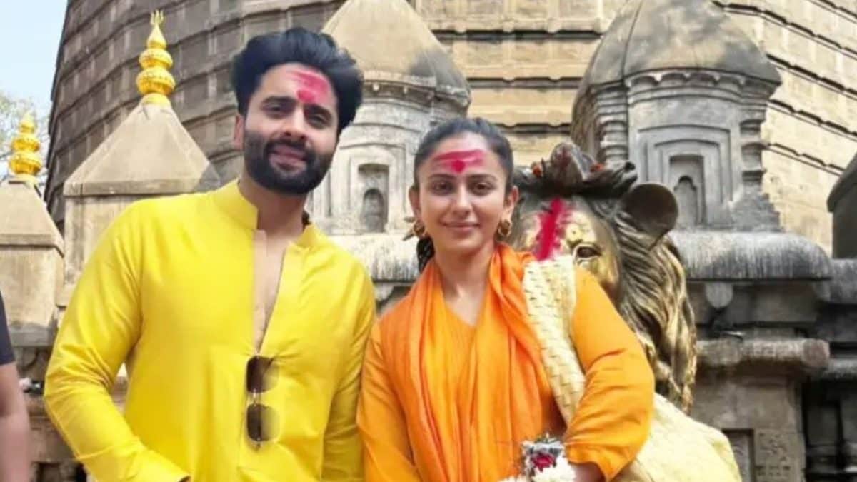 Rakul Preet Singh, Jackky Bhagnani Visit Kamakhya Devi Temple After Their Wedding | Photos