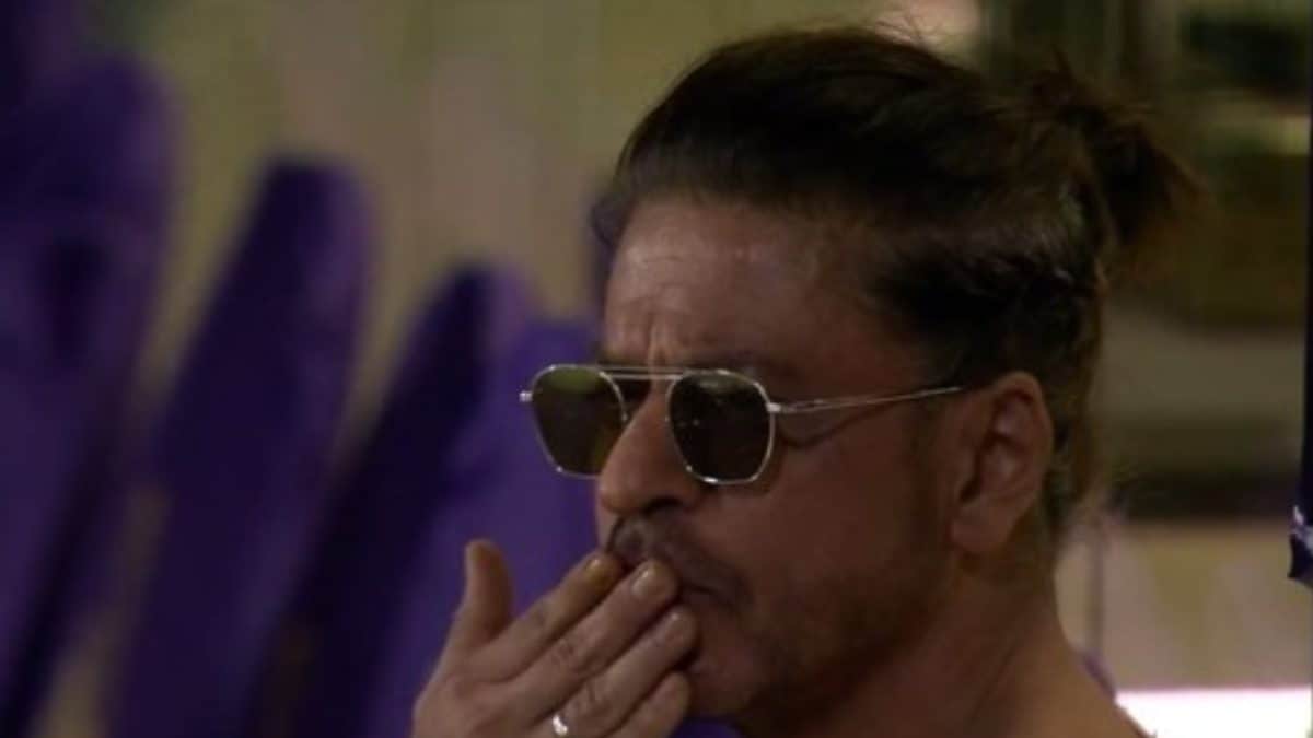 Shah Rukh Khan Turns Cheerleader at KKR vs SRH IPL 2024 Match, Blows Kisses at Fans | Videos