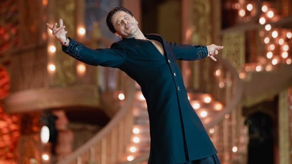 Shah Rukh Khan Sets the Mehfil in Jamnagar With Energetic Jhoome Jo Pathaan Performance, Watch Video