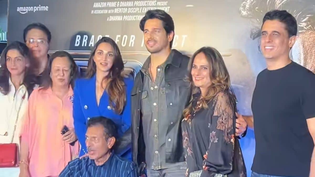 Sidharth Malhotra Poses With Kiara Advani And His Family On The Red Carpet For Yodha’s Premiere; Watch