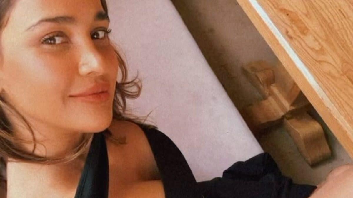 Sexy! Aisha Sharma Flaunts Cleavage In a Hot Black Cut-Out Dress; Video Leaves Fans Stunned