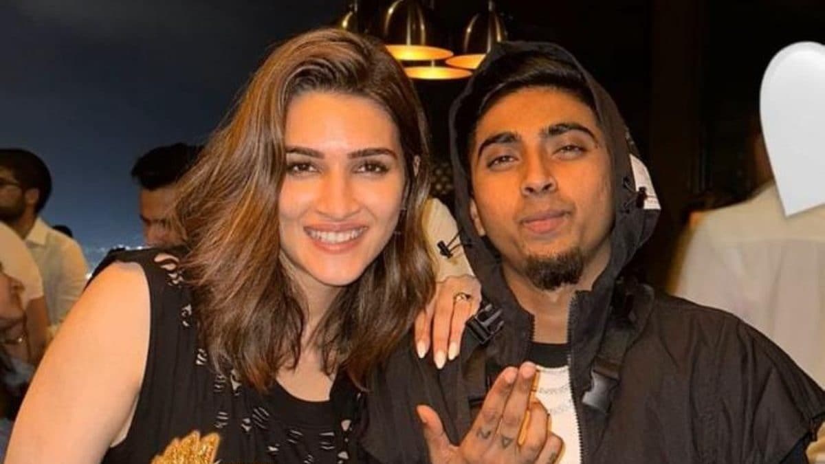 MC Stan Meets His ‘Crush’ Kriti Sanon, Shares Unseen Photo From Diljit Dosanjh’s Concert