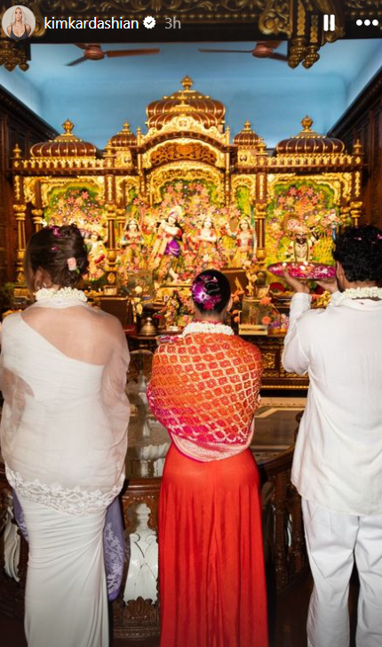 kim-kardashian-at-iskcon-temple-pic-1 | Instant Bollywood Khloe and Kim Kardashian offer prayers at ISKCON temple