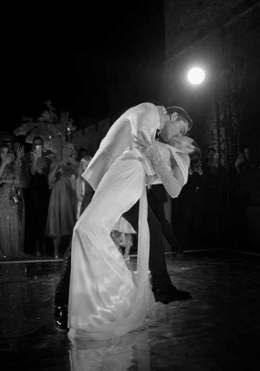 Amy Jackson-Ed Westwick kiss at reception | Instant Bollywood Amy Jackson-Ed Westwick kiss at reception