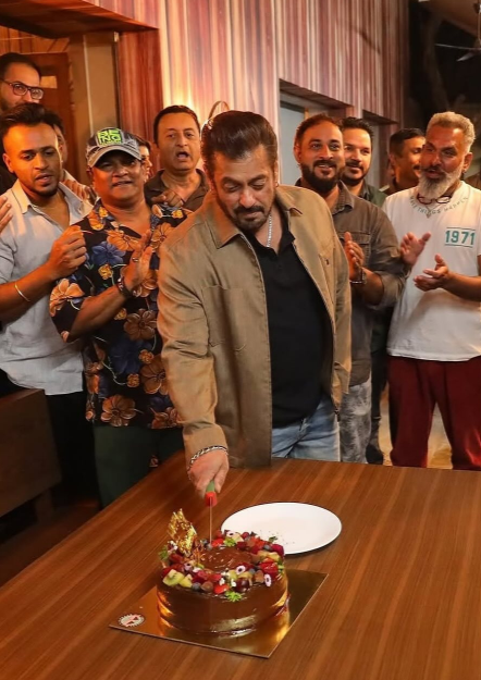 Salman Khan cuts cake | Instant Bollywood Salman Khan cuts cake