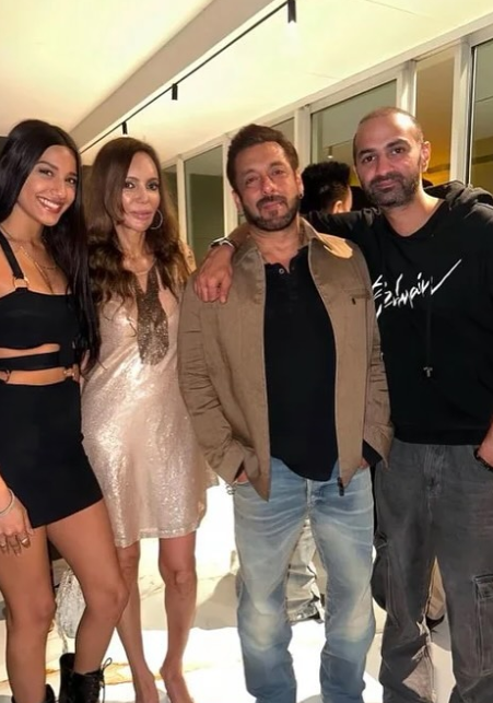 Salman Khan with guests at birthday party | Instant Bollywood Salman Khan with guests at birthday party