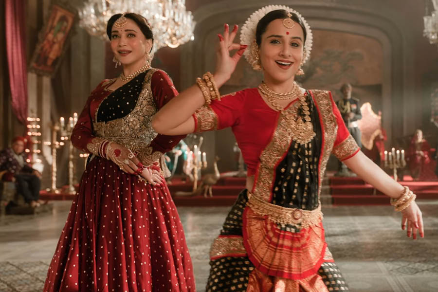 1729918397_vidya-balan-1 - Instant Bollywood Madhuri Dixit