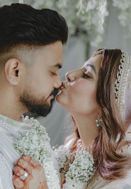 Hina Khan kisses husband Rocky Jaiswal - Instant Bollywood Hina Khan kisses husband Rocky Jaiswal