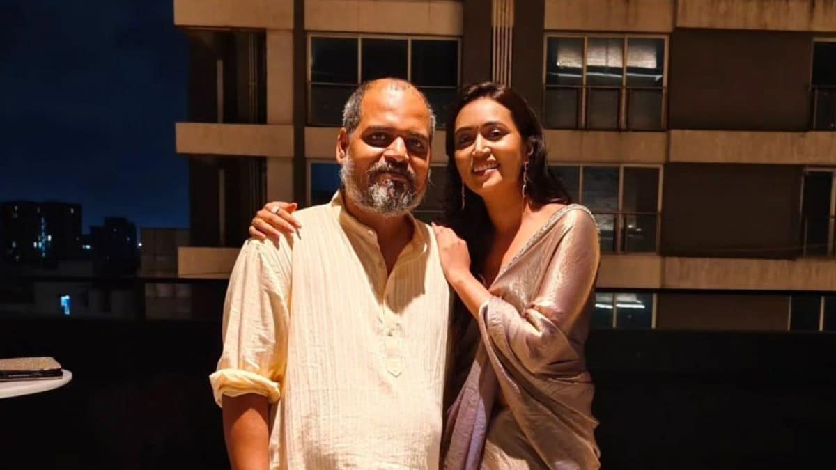Panchayat’s Durgesh Kumar Poses With Sanvikaa, Fans Say ‘Rinki Gaddar Nikli’ | Webseries News