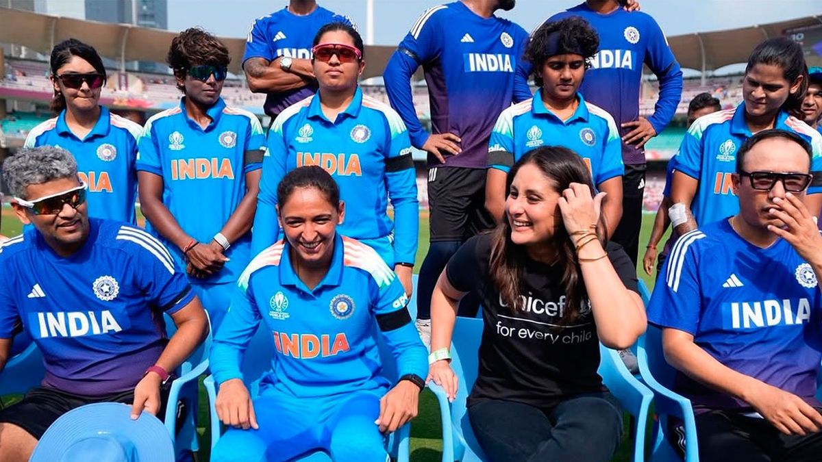 Kareena Kapoor Khan poses with Indian women cricket team at World Cup 2025 Semi Final –