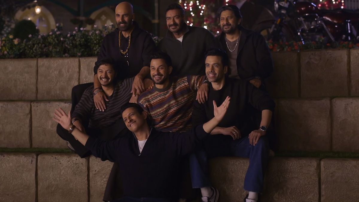 Akshay Kumar Joins The Gang in Bald Avatar –